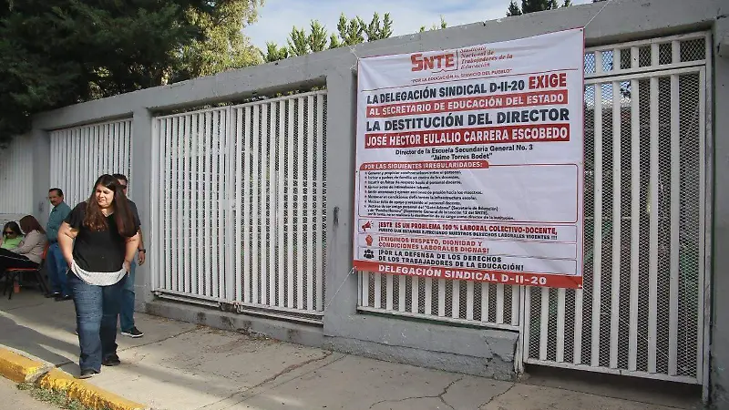 Trabajadores piden cambio de director en la Secundaria General Jaime Torres Bodet en Durango 